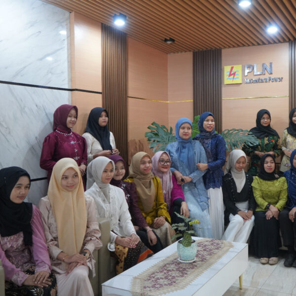 Tampil Anggun Dalam Balutan Kebaya, Srikandi PLN Nusantara Power UP Bukit Asam Peringati Hari Kebaya Nasional 2025