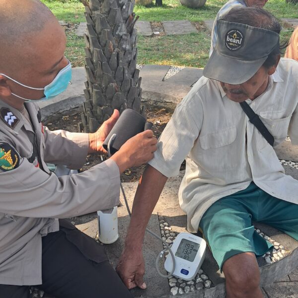 SIDOKES POLRES MUARA ENIM TEMUKAN DAN BERI PERTOLONGAN WARGA STROKE DI PINGGIR JALAN