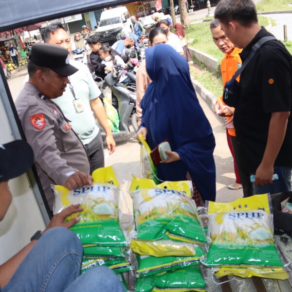 Ratusan Warga Antusias Borong Beras di Gerakan Pangan Murah Polsek Lawang Kidul