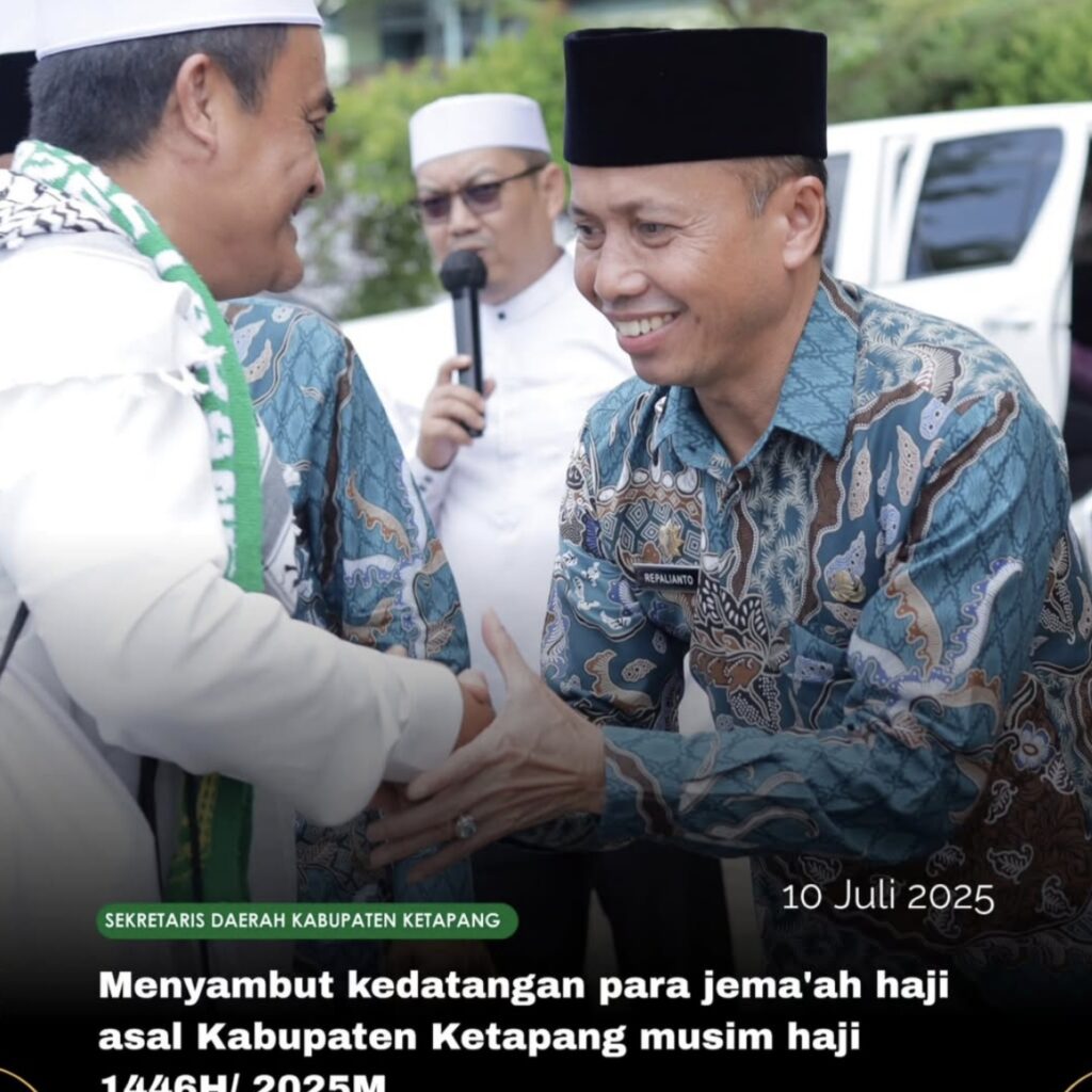 Sekda Ketapang menyambut kedatangan jemaah haji asal Kabupaten Ketapang di halaman Masjid Agung Al-Ikhlas