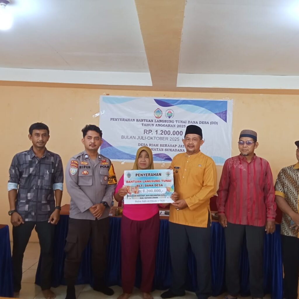 Camat Sukadana Wakili Bupati Kayong Utara Serahkan BLT Dana Desa Di Desa Riam Berasap