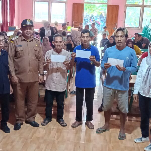 Penyaluran Bantuan 2025 di Desa Pampang Harapan Dukung Visi Bupati Romi Wijaya