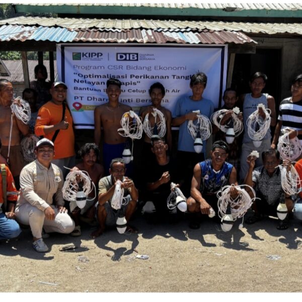 DIB Salurkan Lampu Celup untuk Nelayan Pelapis di Masa Puncak Tangkap Ikan