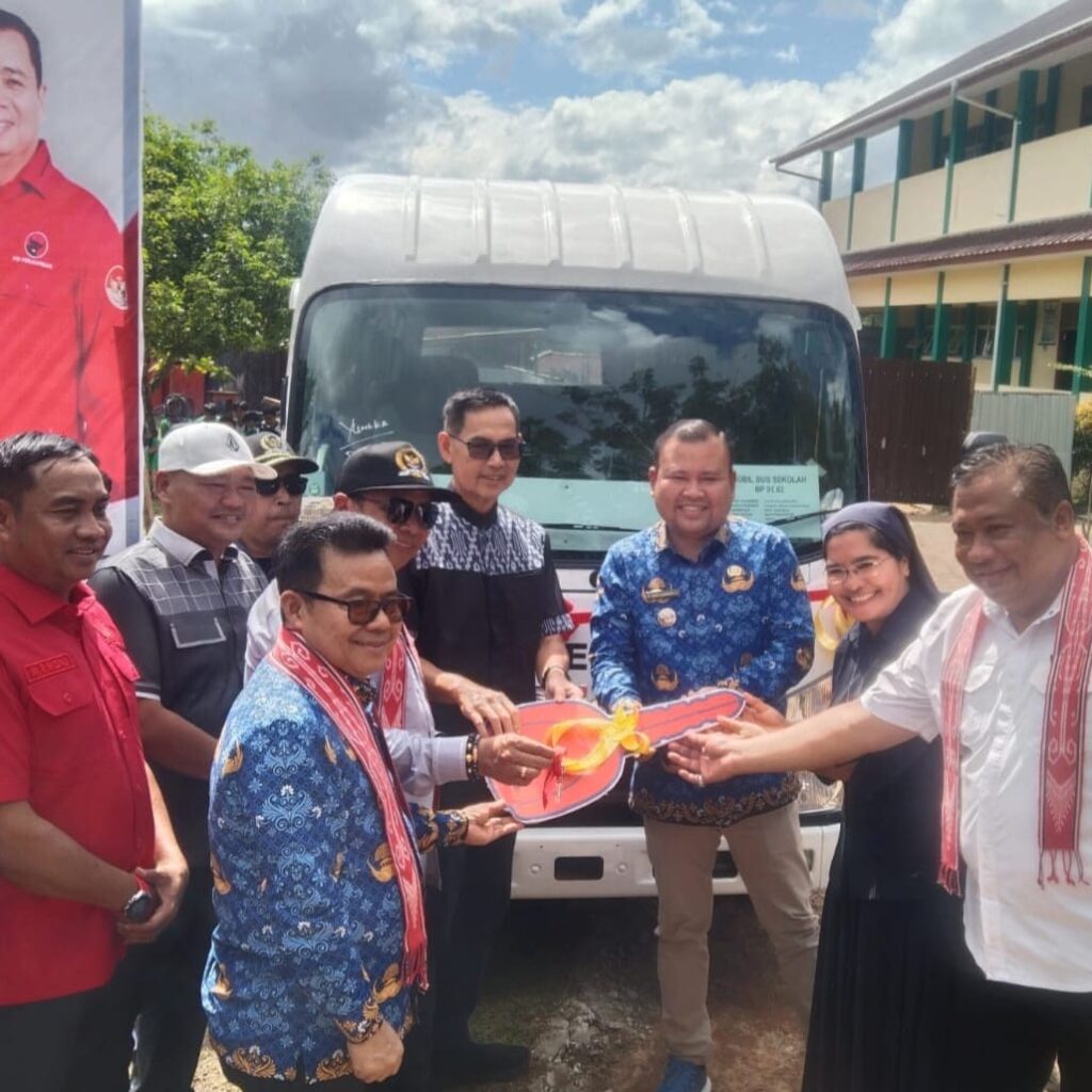 Ketua Komisi V DPR RI Lasarus Serahkan Bantuan Bus Sekolah Kemenhub TA 2025 untuk SMAS Santa Maria Melawi