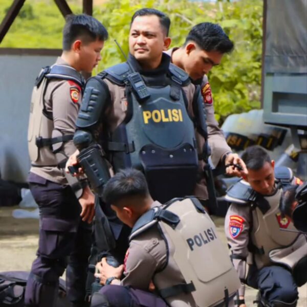 Tingkatkan Kesiapsiagaan Personel, Wakapolres Melawi Pimpin Latihan Bela Diri Polri