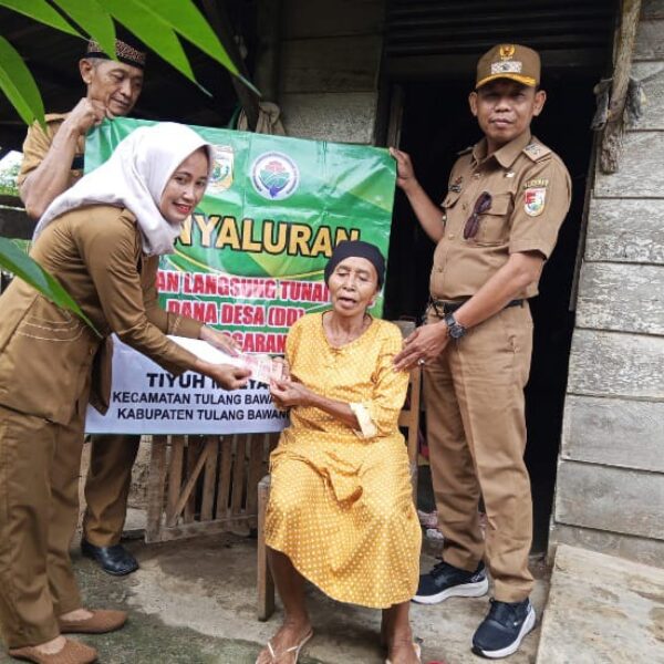 Kepala Tiyuh Mulya Jaya Serahkan Bantuan Langsung Tunai(BLT) Dana Desa 2025 