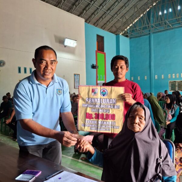Kepala Tiyuh Makarti Serahkan Bantuan Langsung Tunai(BLT) Dana Desa 2025 
