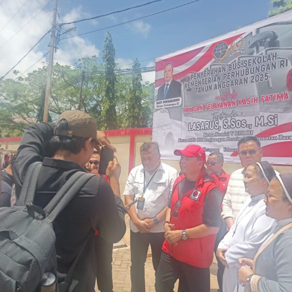 Lasarus Serahkan Bus Sekolah Kemenhub ke Yayasan Pelayanan Kasih Fatima di Ketapang
