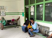 Pelayanan Dinilai Lambat, Pasien Lansia Terbaring di Kursi Tunggu Puskesmas Sukadana