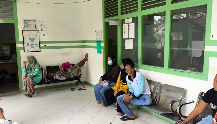 Diduga Tak Diprioritaskan Pasien Lansia Terbaring Lemah Di Kursi Tunggu, Kepala Puskesmas Sukadana berikan Klarifikasi