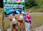 Peringati Hari Kartini, Bunda Milenial Banjarnegara Tebar 5.000 Benih Ikan di Sungai Kalisapi