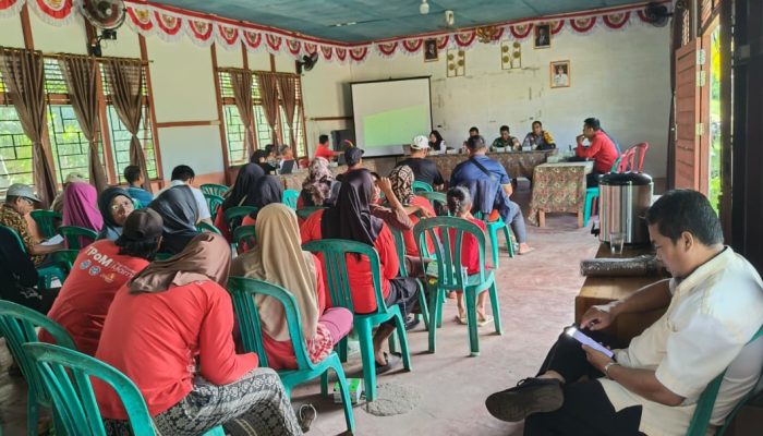 Bhabinkamtibmas Polsek Matan Hilir Selatan Sosialisasikan Peraturan Desa tentang Larangan Pembukaan Lahan dengan Cara Dibakar