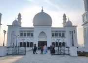 Pengunjung Kapuas Hulu Terpukau Pesona Alam dan Masjid Agung Oesman Al-Khair