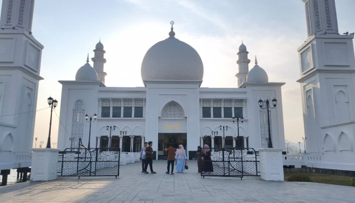 Pengunjung Kapuas Hulu Terpukau Pesona Alam dan Masjid Agung Oesman Al-Khair