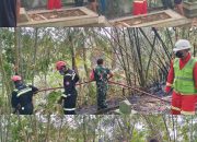 Babinsa Koramil 404-05/TE Bersama Warga dan Damkar Padamkan Kebakaran Lahan di Tanjung Enim