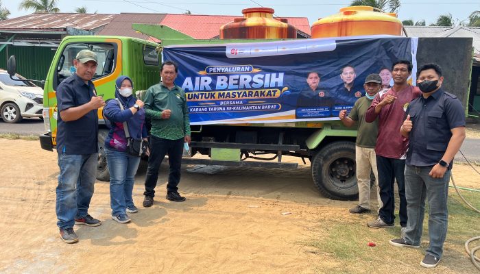 Sungai Pawan Mulai Asin, Karang Taruna Ketapang Salurkan Air Tawar ke Sukabangun Dalam