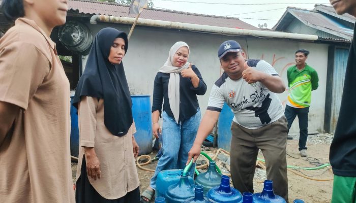 Usai Pematang Gadung, Karang Taruna Ketapang Lanjutkan Distribusi Air Bersih ke Dalong