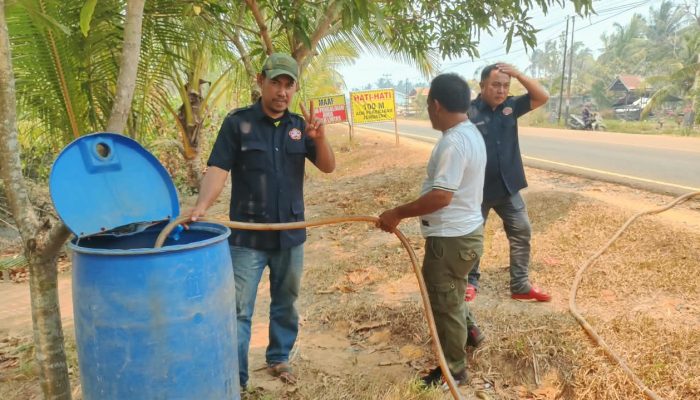 Karang Taruna Ketapang Bersama DLH dan PMPD Salurkan Air Bersih ke MHU