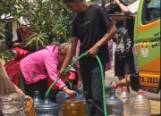Warga Sungai Kinjil Pesisir Terima Bantuan Air Bersih dari Karang Taruna