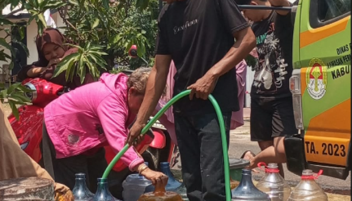 Warga Sungai Kinjil Pesisir Terima Bantuan Air Bersih dari Karang Taruna