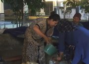 Kabut Asap Tebal Menyelimuti Ketapang, Karang Taruna Tetap Bergerak Salurkan Air Bersih ke Kinjil Pesisir
