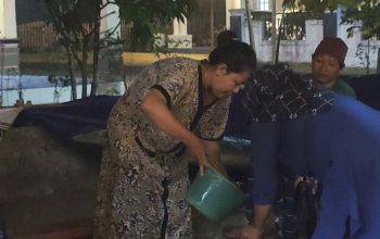 Kabut Asap Tebal Menyelimuti Ketapang, Karang Taruna Tetap Bergerak Salurkan Air Bersih ke Kinjil Pesisir