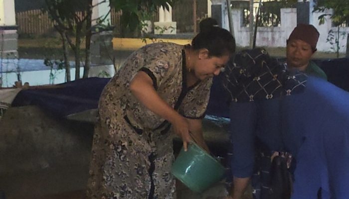 Kabut Asap Tebal Menyelimuti Ketapang, Karang Taruna Tetap Bergerak Salurkan Air Bersih ke Kinjil Pesisir