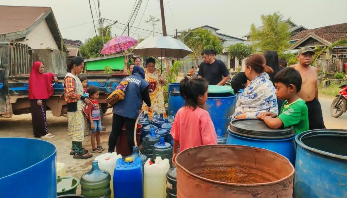 Dari Relawan untuk Warga, Karang Taruna Ketapang Marathon Salurkan Air Bersih